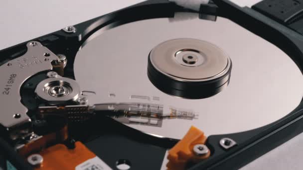 İçerideki hard disk. HDD 'nin yapısı, Spinning Platter. Manyetik kafayı taşı — Stok video