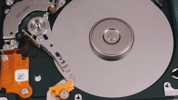 Unidade de disco rígido para dentro. Estrutura de HDD, Spinning Platter. Mover cabeça magnética — Vídeo de Stock