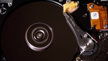 Hard Disk Sürücüsü Döndürme Tabağı ile açıldı. Manyetik Başlığın Yazılmasının Hareketi