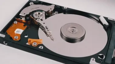 İçerideki hard disk. HDD 'nin yapısı, Spinning Platter. Manyetik kafayı taşı