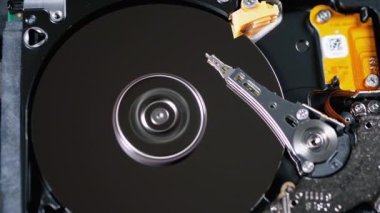 İçerideki hard disk. HDD 'nin yapısı, Spinning Platter. Manyetik kafayı taşı
