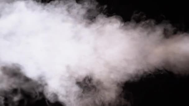 Vattenförångaren. Vit Jet of Vapour Steam på svart bakgrund. Långsamma rörelser — Stockvideo