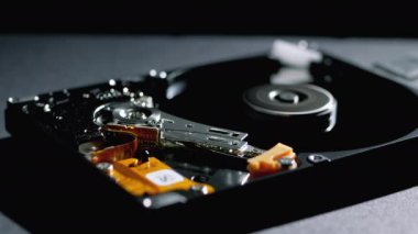 İçerideki hard disk. HDD 'nin yapısı, Spinning Platter. Manyetik kafayı taşı