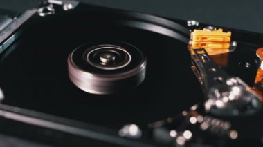 İçerideki hard disk. HDD 'nin yapısı, Spinning Platter. Manyetik kafayı taşı