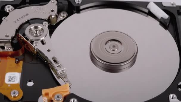 İçerideki hard disk. HDD 'nin yapısı, Spinning Platter. Manyetik kafayı taşı — Stok video