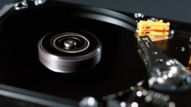 Hard Disk Sürücüsü Döndürme Tabağı ile açıldı. Manyetik Başlığın Yazılmasının Hareketi