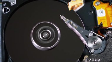 İçerideki hard disk. HDD 'nin yapısı, Spinning Platter. Manyetik kafayı taşı