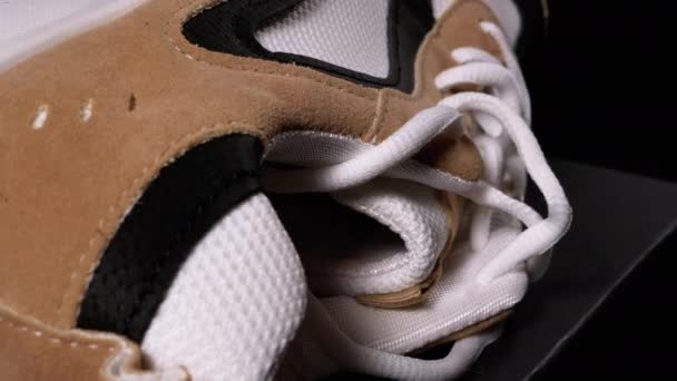 Neuer Sneaker rotiert auf schwarzem Hintergrund. Sport Frau Stilvolle Schuhe — Stockvideo
