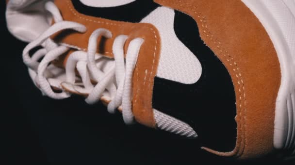 Νέο sneaker περιστρέφεται σε μαύρο φόντο. Αθλητικά γυναικεία κομψά παπούτσια — Αρχείο Βίντεο