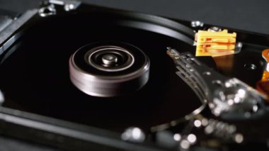 Hard Disk Sürücüsü Döndürme Tabağı ile açıldı. Manyetik Başlığın Yazılmasının Hareketi