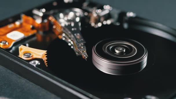 Rozmazlený pevný disk vytváří kruhovou rýhu na točícím se magnetickém talíři kolem — Stock video