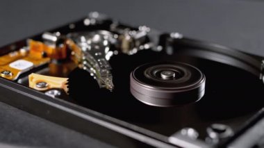 İçerideki hard disk. HDD 'nin yapısı, Spinning Platter. Manyetik kafayı taşı