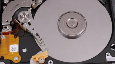 Hard Disk Sürücüsü Döndürme Tabağı ile açıldı. Manyetik Başlığın Yazılmasının Hareketi