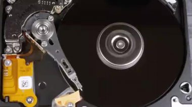 Hard Disk Sürücüsü Döndürme Tabağı ile açıldı. Manyetik Başlığın Yazılmasının Hareketi
