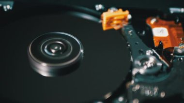 Hard Disk Sürücüsü Döndürme Tabağı ile açıldı. Manyetik Başlığın Yazılmasının Hareketi