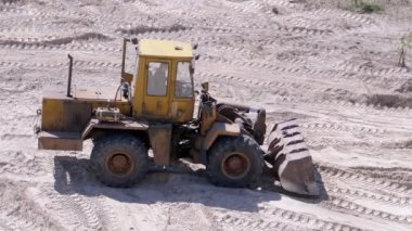 Lastik Tekerlekli Eski Traktör İnşaat Alanında Kova Kullanarak Kumu Taşıdı