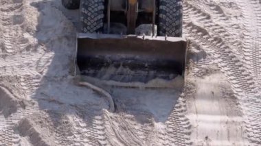 Eski Bir Buldozer İnşaat Alanında Kova Kullanarak Kumu Taşıdı