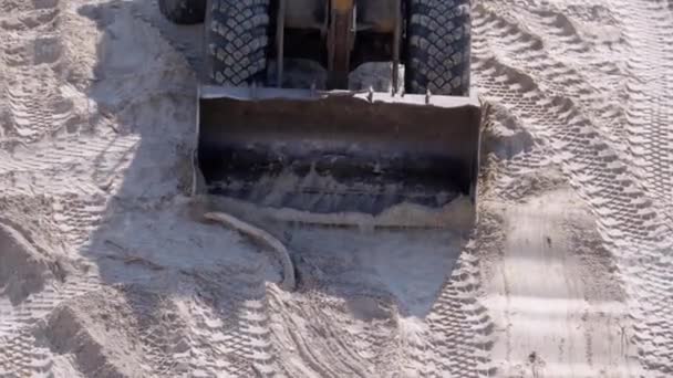 Een oude Bulldozer beweegt zand met behulp van een emmer op de bouwplaats — Stockvideo