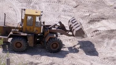 Eski Bir Buldozer İnşaat Alanında Kova Kullanarak Kumu Taşıdı