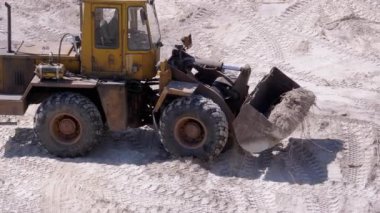 Lastik Tekerlekli Eski Traktör İnşaat Alanında Kova Kullanarak Kumu Taşıdı