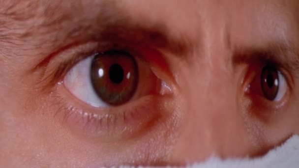 Menschliches Gesicht in medizinischer Schutzmaske auf Bildschirmpixeln schwankt mit der Farbe — Stockvideo