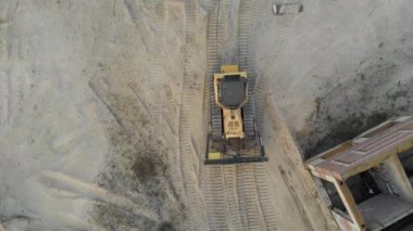 İnşaat alanındaki Sandy Yolu üzerindeki Buldozer Sürüşleri 'nin en iyi hava görüntüsü.