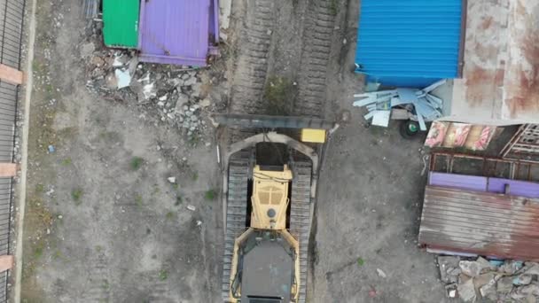 Top Luchtfoto van gespoorde Bulldozerritten op Sandy Road op bouwterrein — Stockvideo