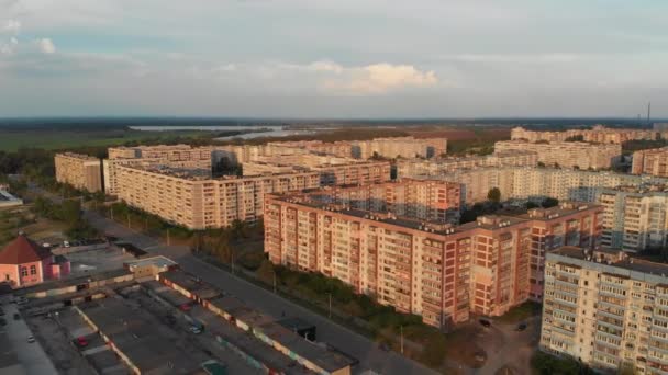Panorama aéreo sobre bloques de viviendas con edificios coloridos de varios pisos en la naturaleza — Vídeo de stock