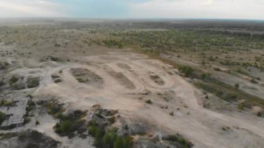 Motokros Eğitimi için boş bir kumsal oyun parkının üzerinde uçmak