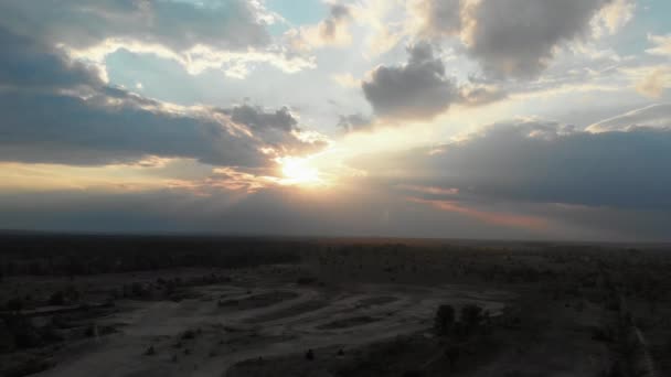 Vue aérienne d'un magnifique coucher de soleil dans les nuages au-dessus de la forêt dans une région sablonneuse — Video