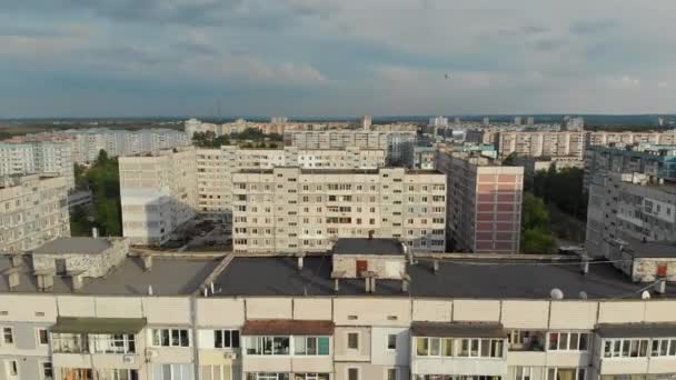 Panorama aéreo em blocos de habitação com vários andares edifícios coloridos na natureza — Vídeo de Stock