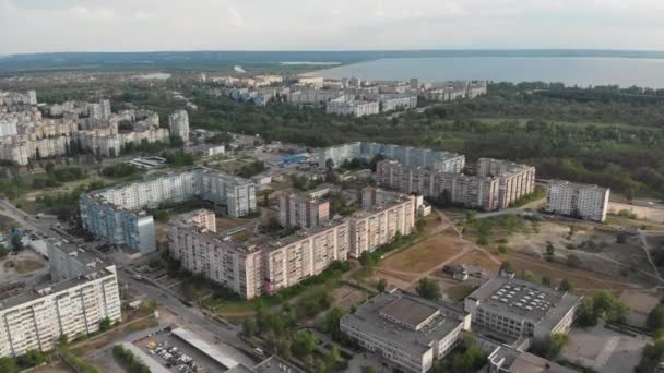 Bloques residenciales de edificios de apartamentos de gran altura en una zona de dormir de la ciudad, vista aérea — Vídeo de stock