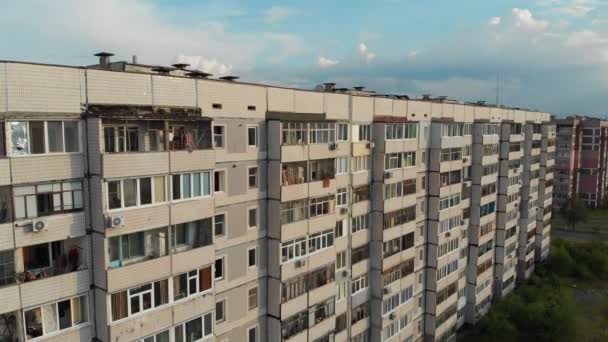 Edificio residencial de varios pisos de la URSS en un área de dormir de la ciudad, vista aérea — Vídeos de Stock