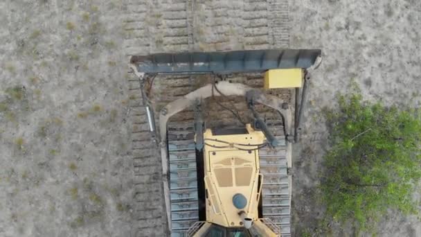 Κορυφή Αεροφωτογραφία στην Tracked Bulldozer Rides στην Sandy Road στο εργοτάξιο — Αρχείο Βίντεο