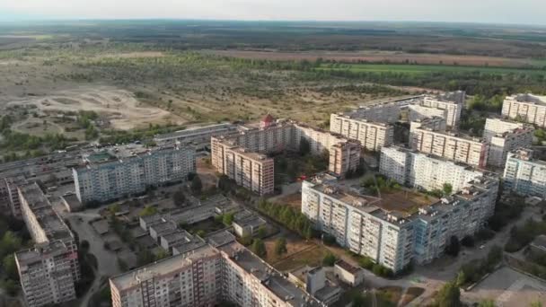 Panorama aéreo em blocos de habitação com vários andares edifícios coloridos na natureza — Vídeo de Stock