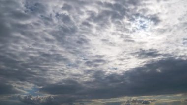 Bulutlar Mavi Gök 'te pürüzsüz hareket eder. Zaman ayarlı. Bulut alanı.