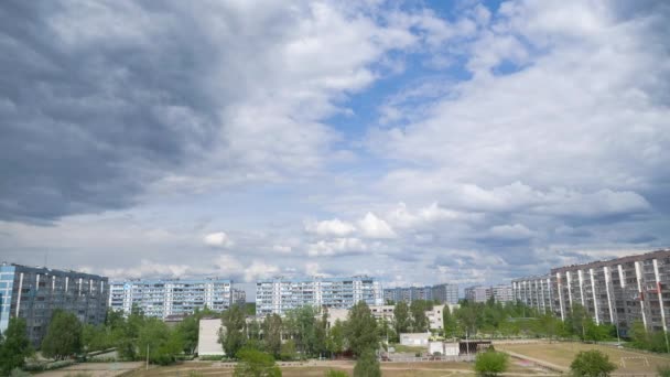 Wolken ziehen über mehrstöckige Gebäude im Wohngebiet der Stadt. Zeitraffer — Stockvideo