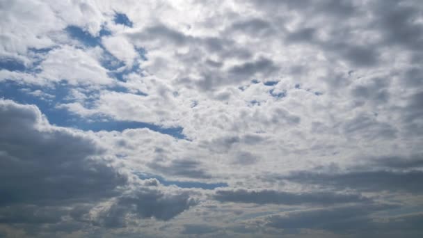 Chmury poruszają się płynnie po błękitnym niebie. Czas ucieka. Przestrzeń chmur. — Wideo stockowe