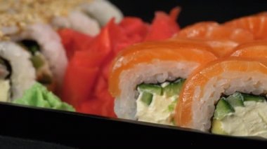 Suşi plastik kutuda döner. Japon suşi yuvarlama seti Philadelphia, California
