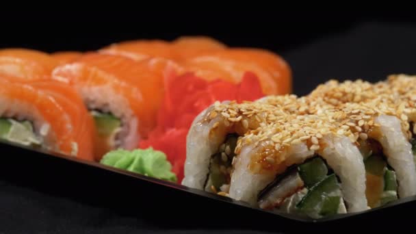 Sushi rotiert auf Plastikschachtel. Japanisches Sushi Roll Set Philadelphia, Kalifornien — Stockvideo