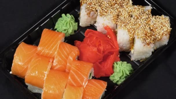 Sushi roterar på plastlåda. Japanska Sushi Roll Set Philadelphia, Kalifornien — Stockvideo