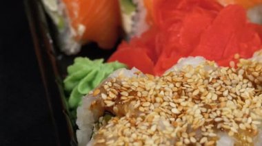 Suşi plastik kutuda döner. Japon suşi yuvarlama seti Philadelphia, California