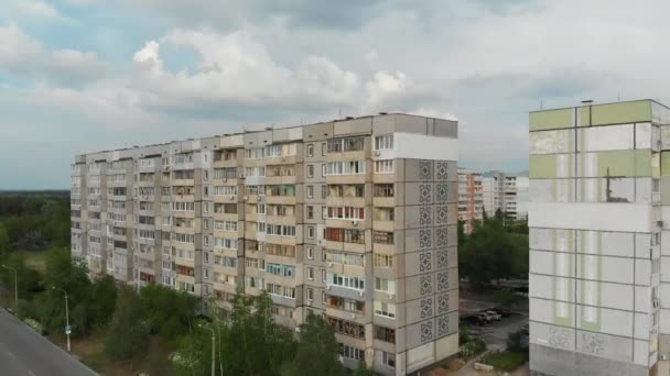 Edificio residencial de varios pisos de la URSS en un área de dormir de la ciudad, vista aérea — Vídeos de Stock