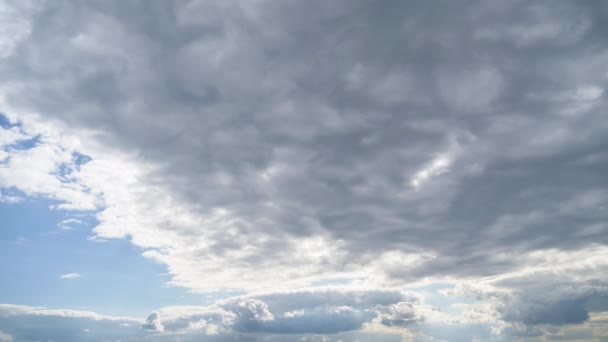 เมฆเคลื่อนที่อย่างราบรื่นในท้องฟ้าสีฟ้า หมดเวลาแล้ว พื้นที่คลาวด์ . — วีดีโอสต็อก