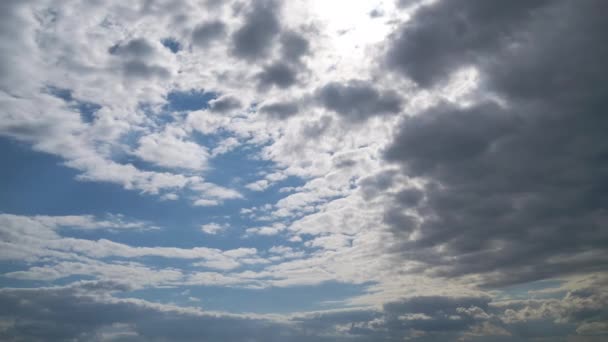 Chmury poruszają się płynnie po błękitnym niebie. Czas ucieka. Przestrzeń chmur. — Wideo stockowe