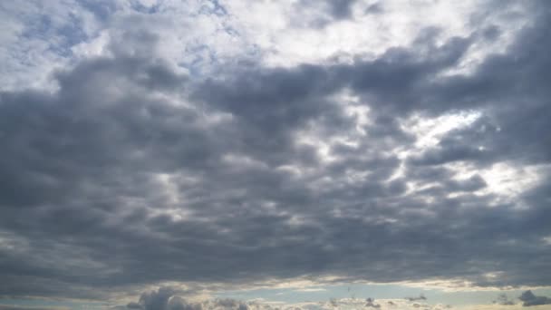 在蓝天中,云彩平稳地移动.时间过去了云空间. — 图库视频影像