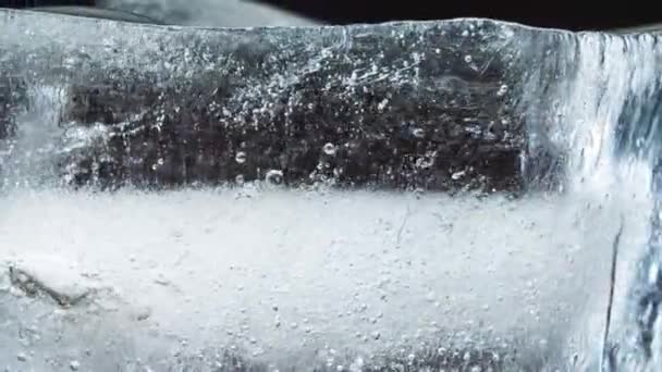 氷の融解と黒の背景で回転します。タイムラプス — ストック動画