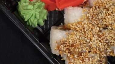 Suşi plastik kutuda döner. Japon suşi yuvarlama seti Philadelphia, California