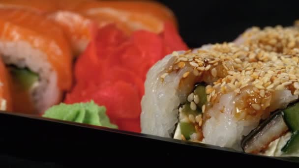 Sushi Rotates on Plastic Box (англійською). Japanese Sushi Roll Set Philadelphia, California — стокове відео