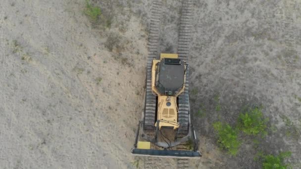 Top Widok z lotu ptaka na Tracked Bulldozer Rides na Sandy Road na budowie — Wideo stockowe